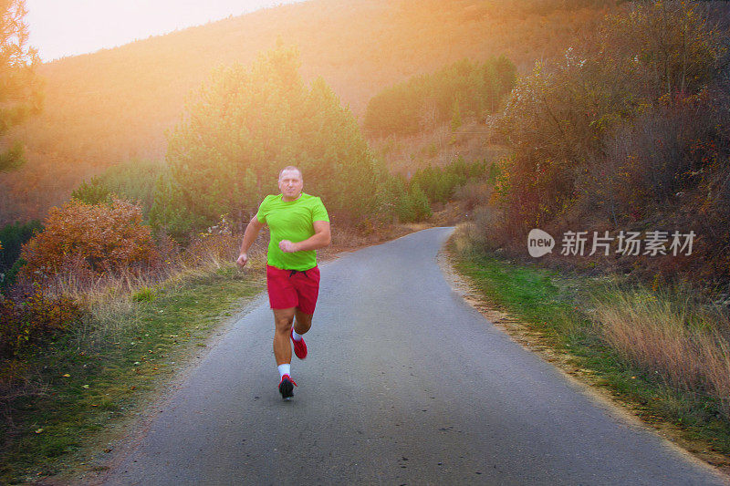 在山路上奔跑的人