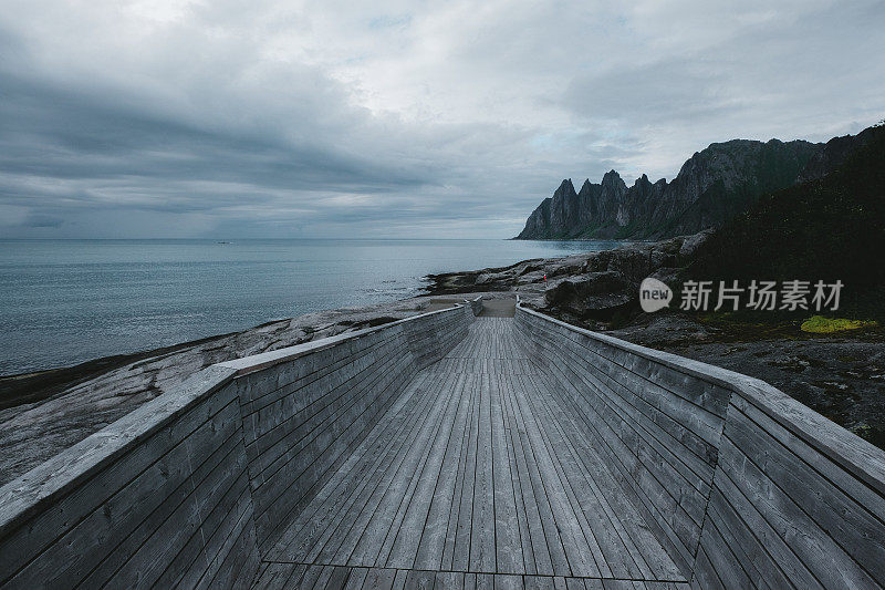 挪威北部风景如画的大海和山脉