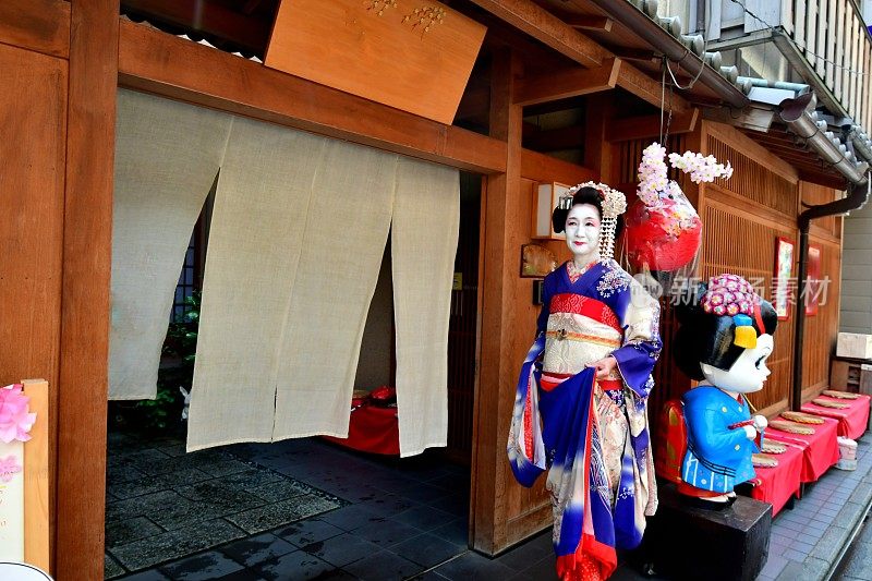 日本女人穿着舞子服装站在京都祗园街