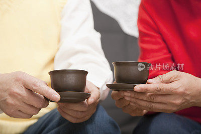 中国的一双手拿着茶杯