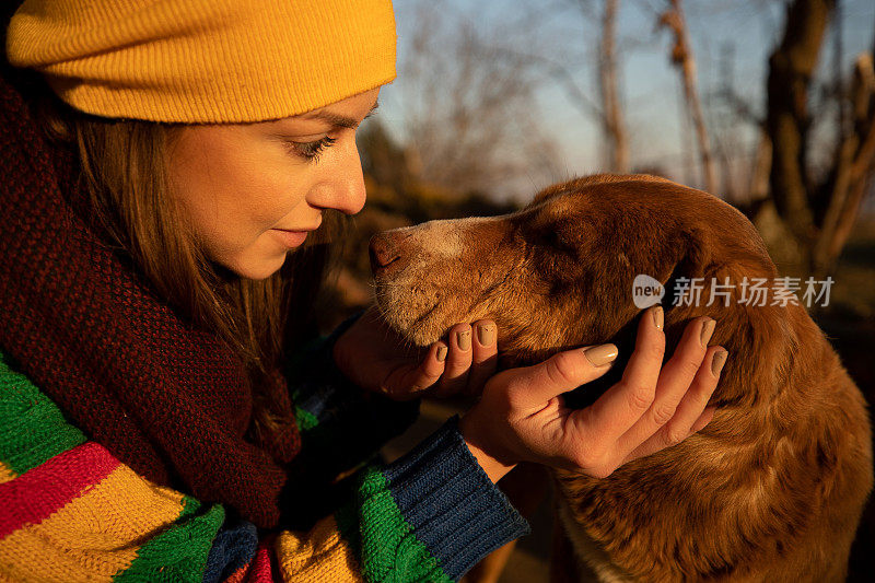 年轻女人和她可爱的狗