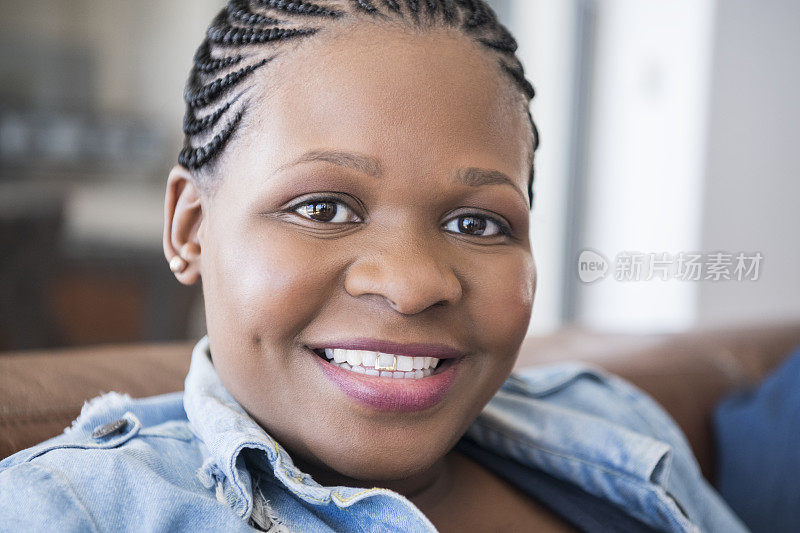 年轻非洲妇女对着镜头微笑的肖像
