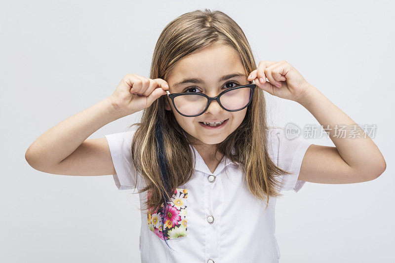 可爱的小女孩与大眼镜孤立在白色背景