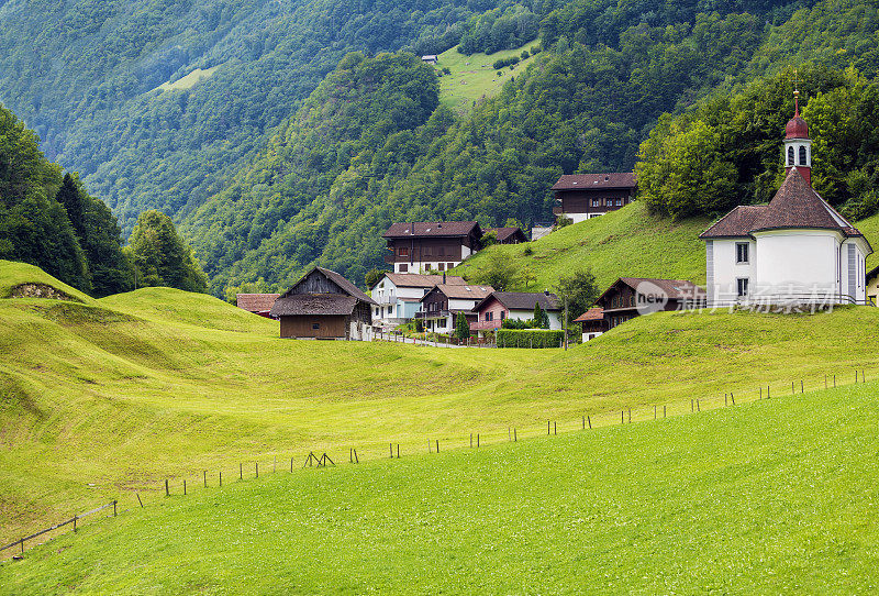 在瑞士奥布瓦尔登的Lungern湖或Lungerersee附近的景观