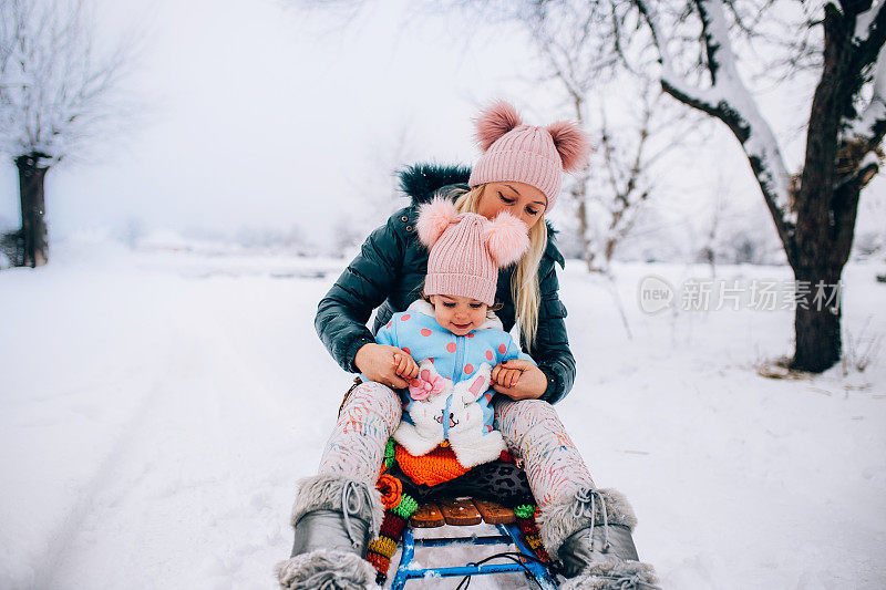 妈妈和宝宝享受雪橇之旅