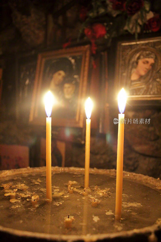 希腊东正教教堂圣像前的蜡烛