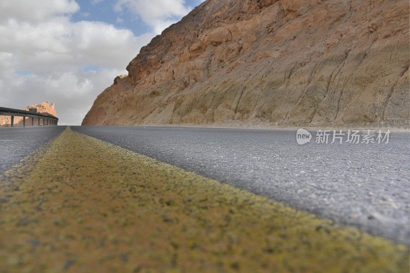 沙漠道路从地面看，HDR