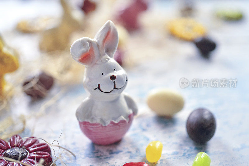 复活节装饰与复活节兔子和复活节彩蛋在乡村背景