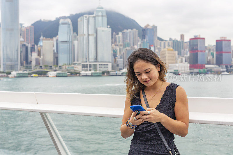 在香港使用移动电话的亚洲女性