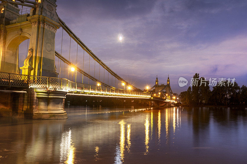 英国伦敦汉默史密斯桥夜景