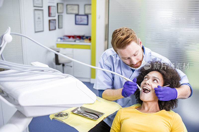 牙医用牙科涡轮和口腔镜修复病人的牙齿