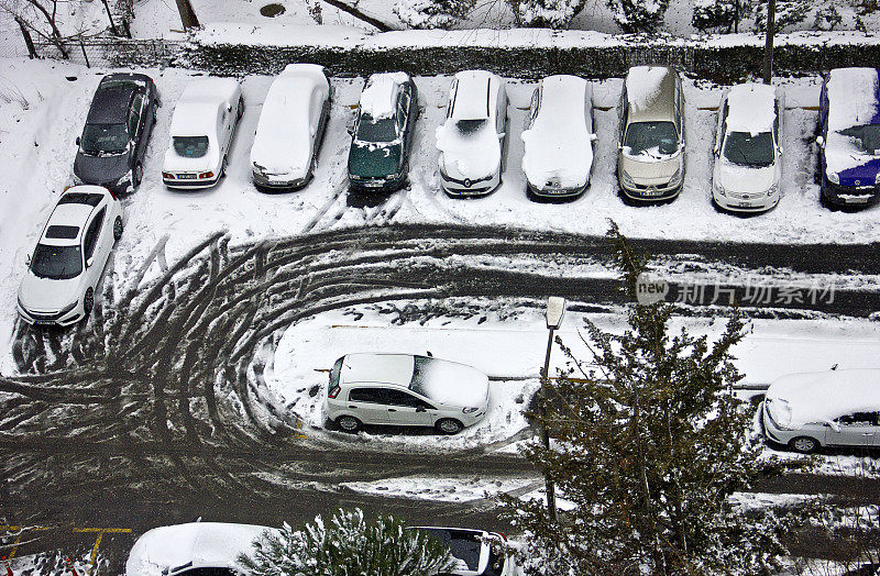 雪下的汽车