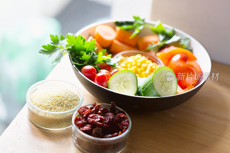 塔博勒沙拉配料:蒸粗麦粉，番茄，欧芹，黄瓜和玉米