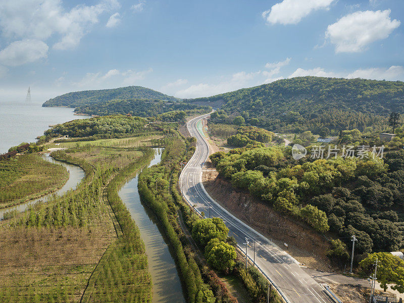 鸟瞰中国的太湖岸线和蜿蜒的高速公路