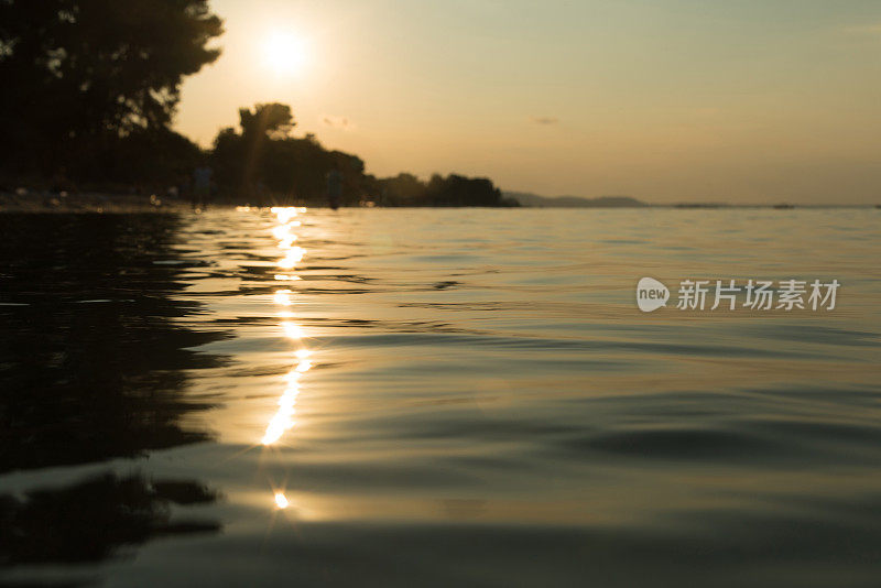 夕阳下的金色海面