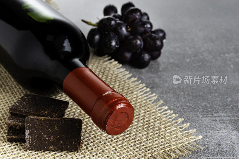 混凝土背景上的葡萄酒和巧克力。本空间