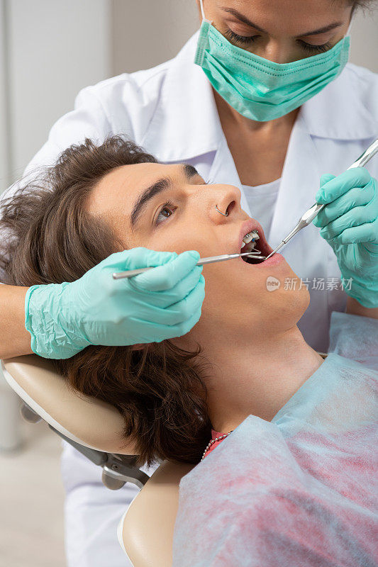 牙科诊所里有魅力的年轻男性病人