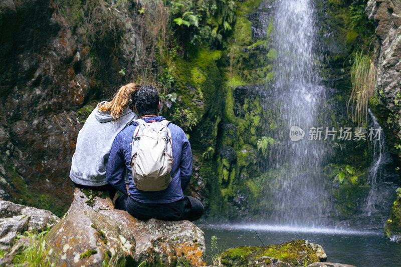 一对夫妇在山里徒步旅行