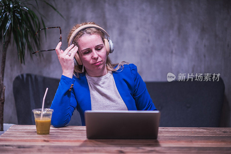 美丽的女人正在通过Skype上课。