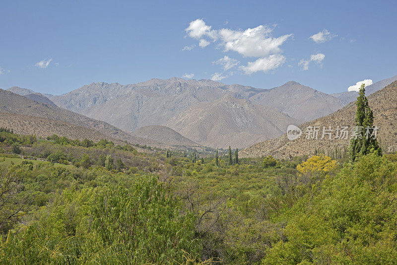 观赏郁郁葱葱的山谷朝向干旱的山脉