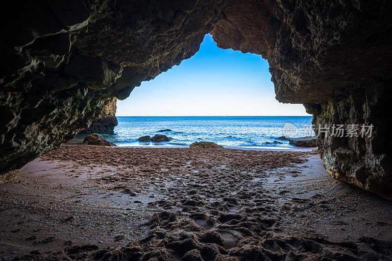在葡萄牙阿尔加维普拉亚多纳阿纳海滩的一个洞穴里