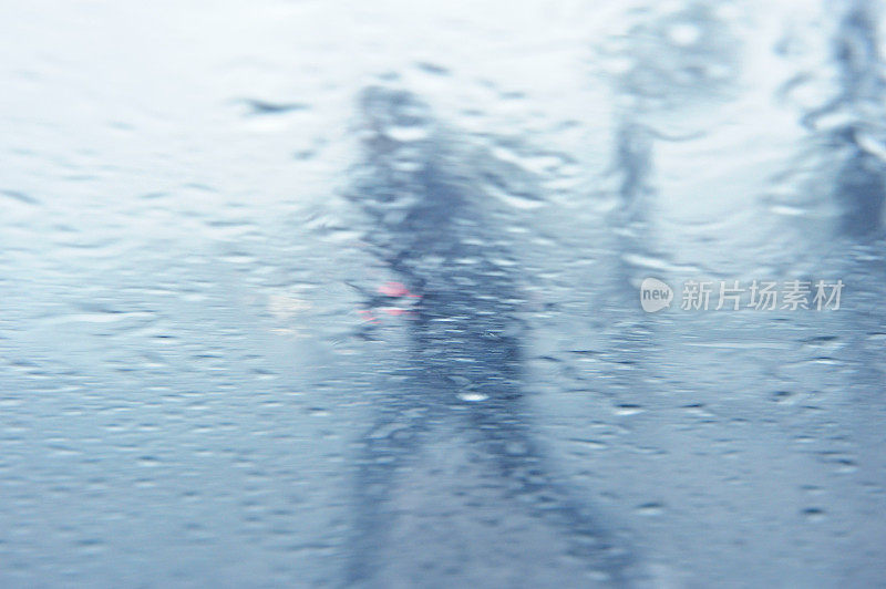 雨点落在挡风玻璃上