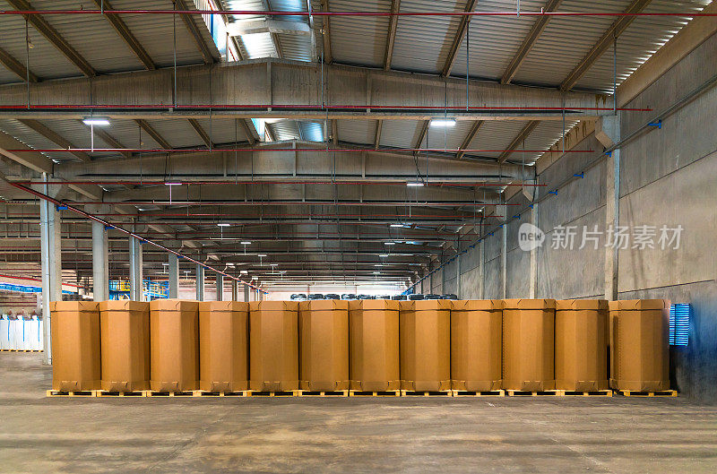 在仓库，工厂或工业包装设施堆放的大的，空白的和空的纸板箱。并排堆放的成排的船货箱