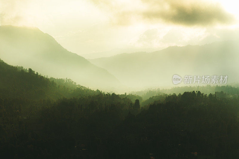 印尼爪哇岛美丽山村的日出风景