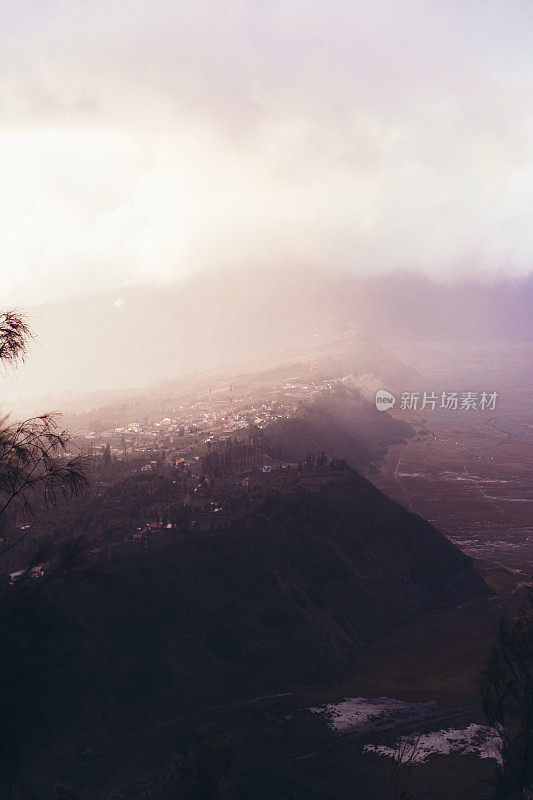 印尼爪哇岛美丽山村的日出风景