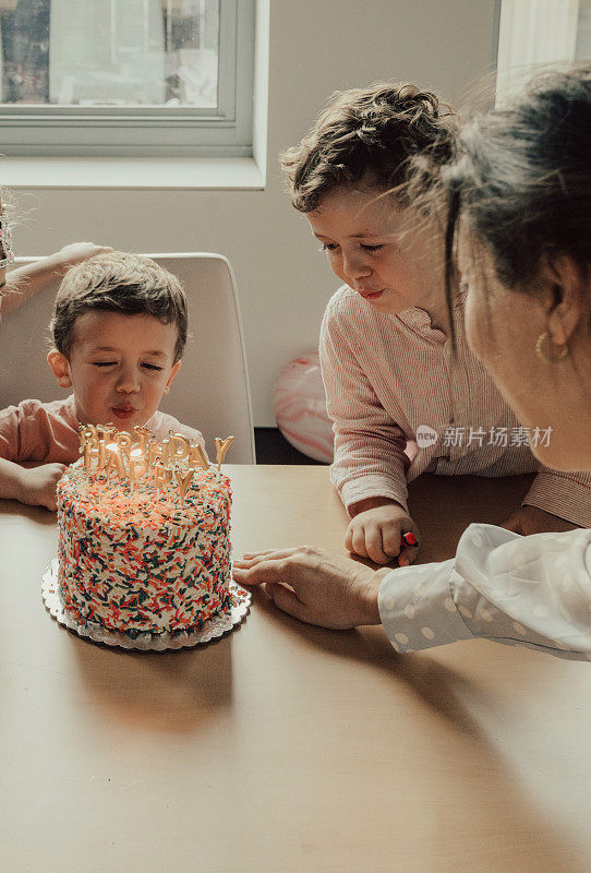 男孩庆祝他的三岁生日