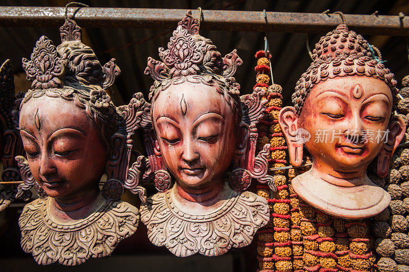 尼泊尔加德满都市场出售佛教、印度教的圣像