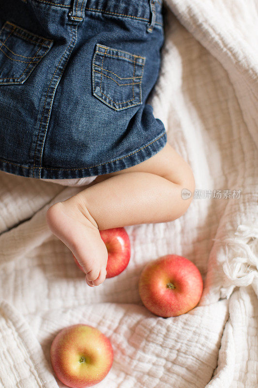 婴儿的腿和苹果