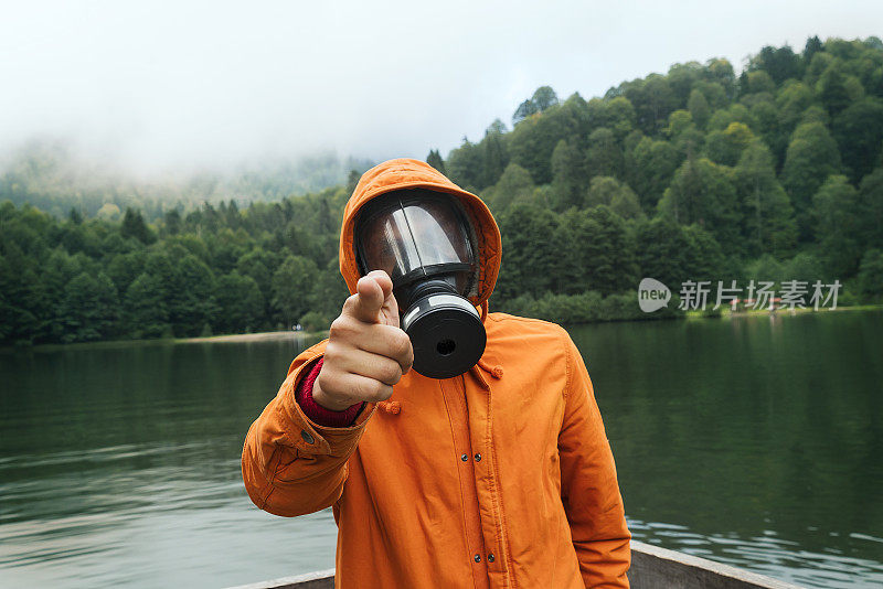 防毒面具橙色雨衣的人