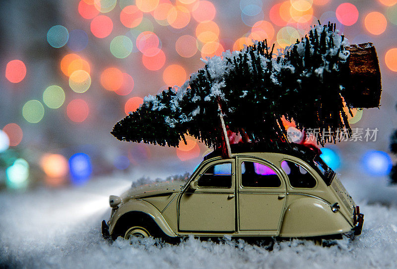 古董玩具车和圣诞树