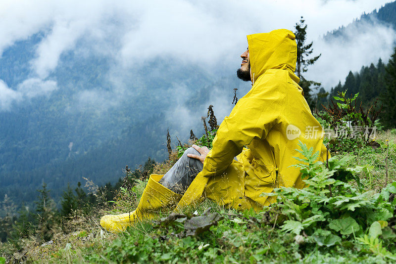 黄色雨衣的人