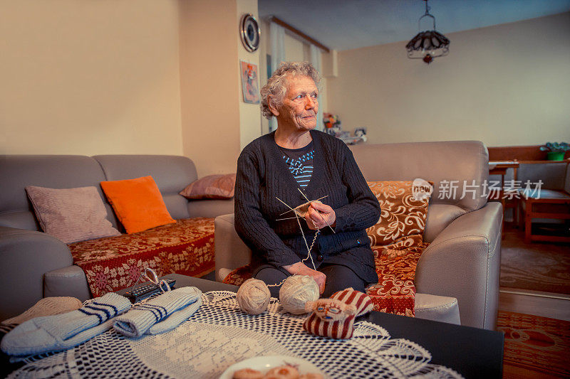 孤独的奶奶在家里编织