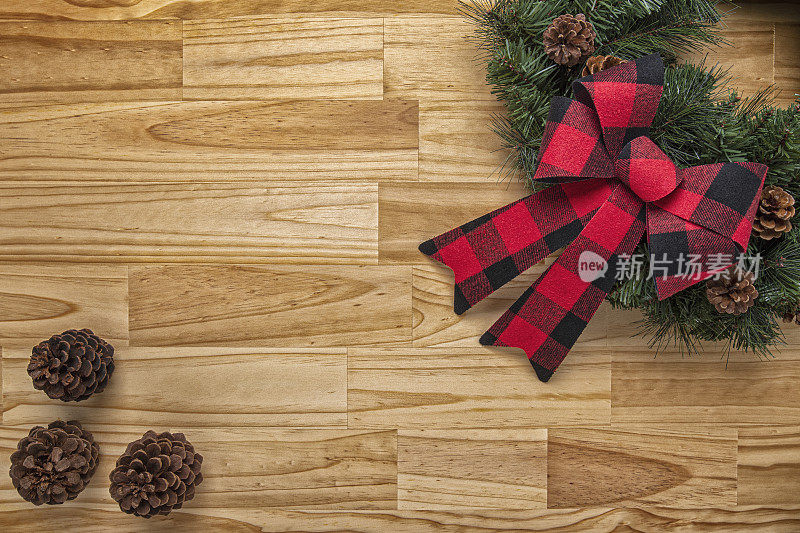 圣诞花环背景木块桌子-松果