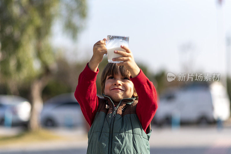 小男孩正在喝牛奶