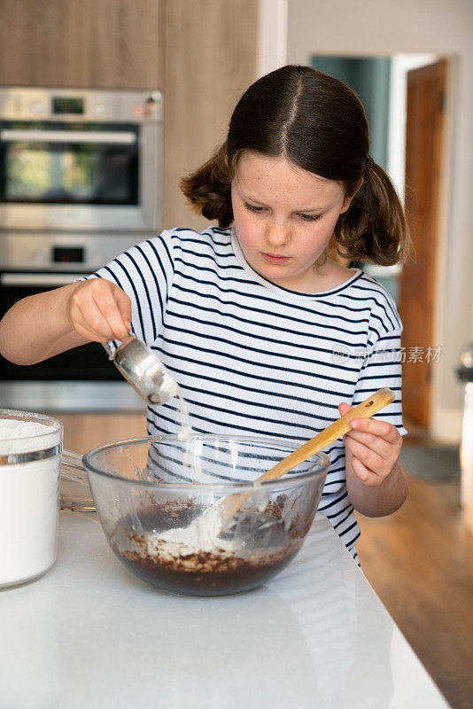 九岁正在烘焙巧克力布朗尼蛋糕
