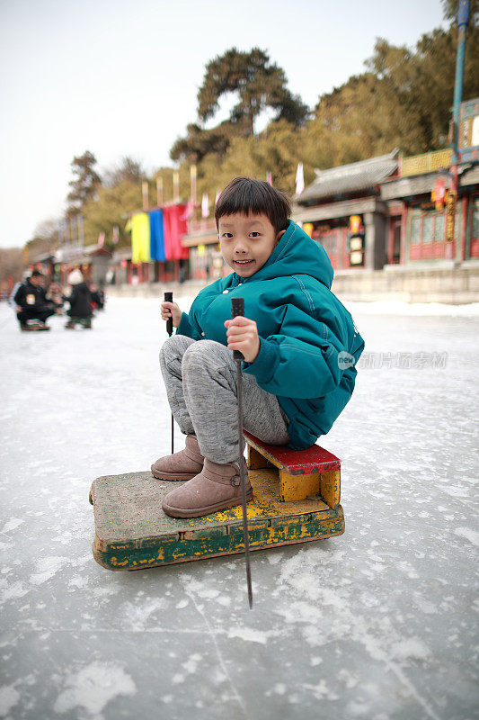 在北京的颐和园里，孩子们在湖上结冰，享受滑雪、滑冰、冰上自行车的乐趣。