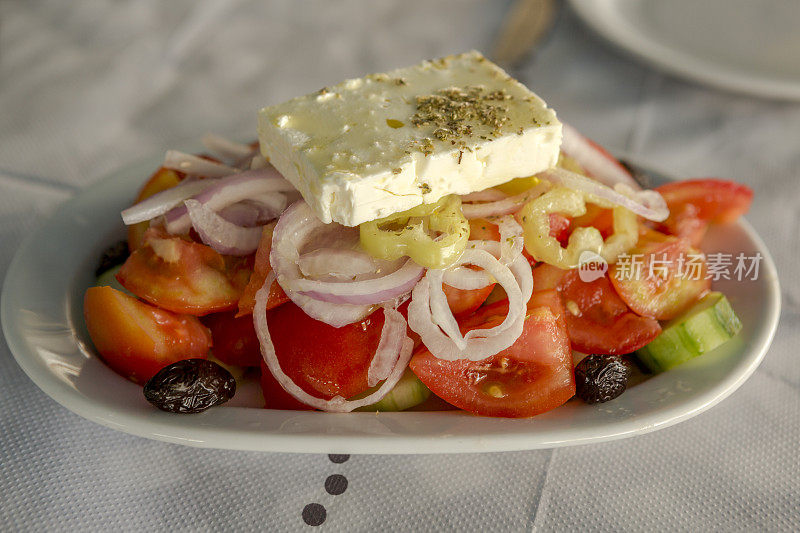 番茄洋葱羊乳酪希腊沙拉盘作为开胃菜在萨索斯岛卡瓦拉