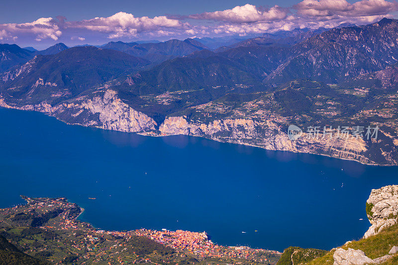 从意大利伦巴第的马尔切辛山上俯瞰的绿松石湖加尔达