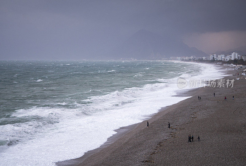 土耳其安塔利亚地中海上空的风暴云。坏天气，云景，海滩