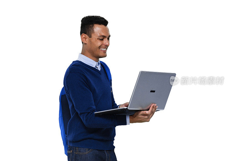 z一代年轻男性穿着裤子站着用笔记本电脑