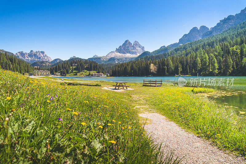 美丽著名的米苏里纳湖秋天在Dolomites，意大利。景观