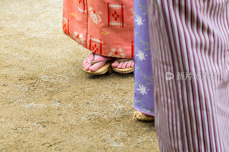 穿着传统服装的日本妇女的脚