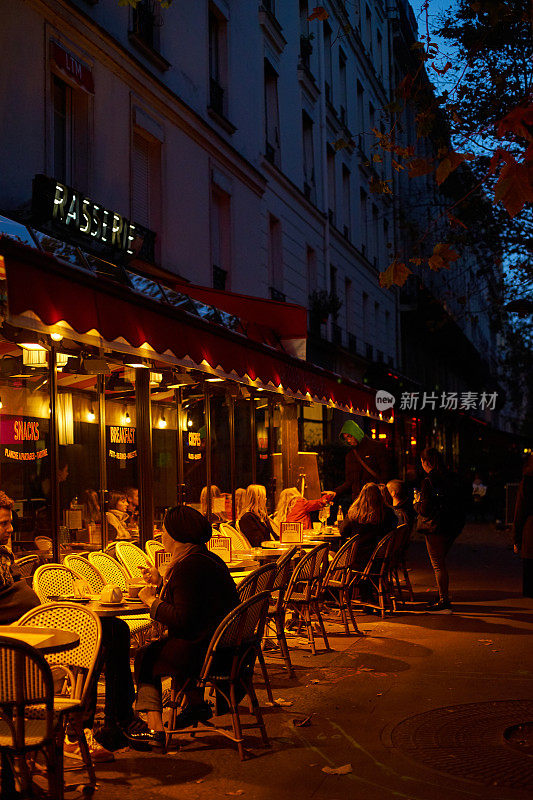 晚上的法国餐厅露台