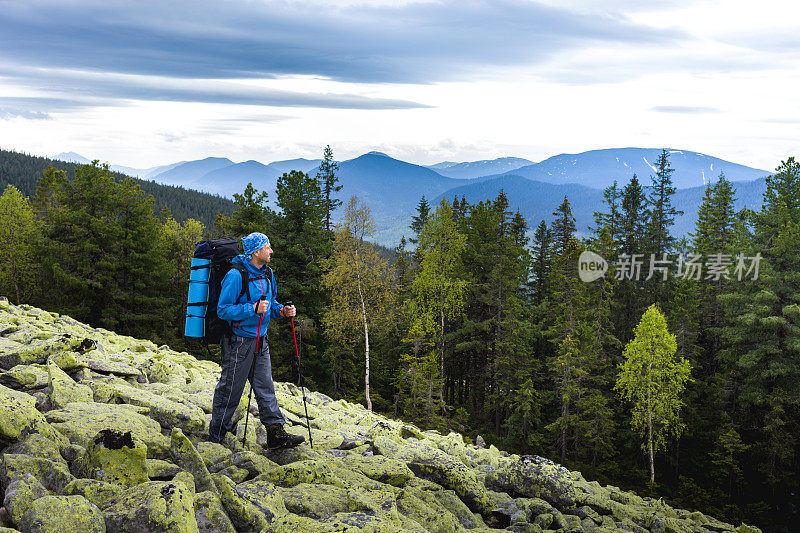 一个背包客面对着壮丽的风景