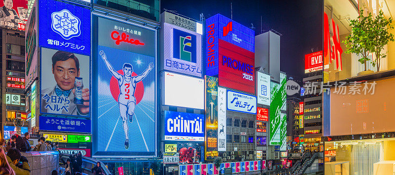 大阪道顿堀跑男霓虹夜景广告牌游客全景日本