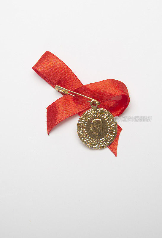 带有红丝带的土耳其传统金币